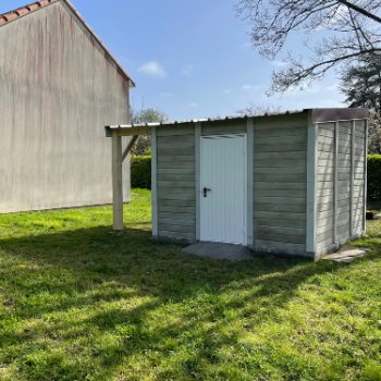 Abri de jardin en béton aspect bois 1 pente avec auvent